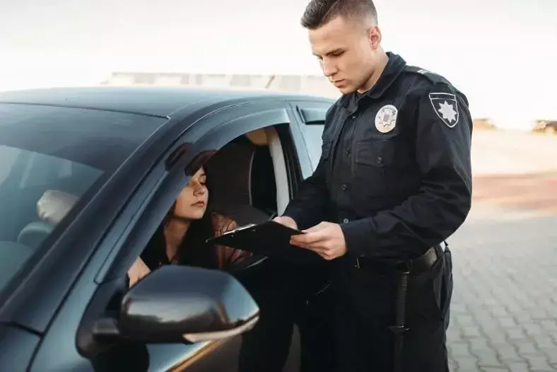 Poznaj prawdziwe powody dlaczego policja dotyka samochodu podczas kontroli