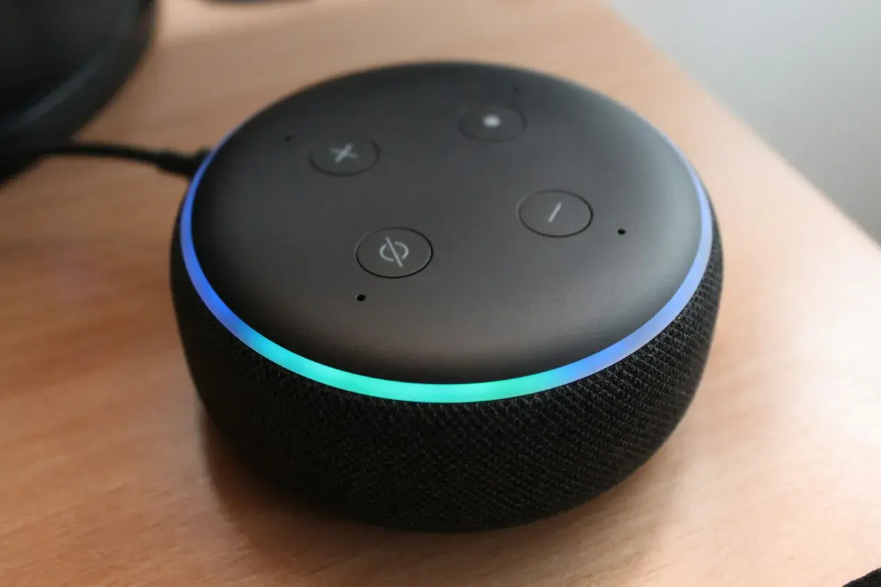 Altavoz inteligente Echo Dot con luz azul y verde. ¿Qué decirle a Alexa?