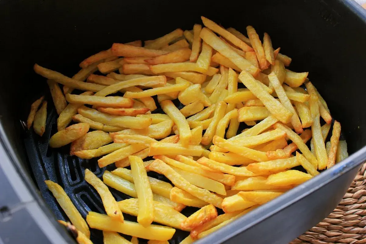 Patatas fritas doradas y crujientes recién hechas en freidora de aire. ¡Listas para disfrutar!