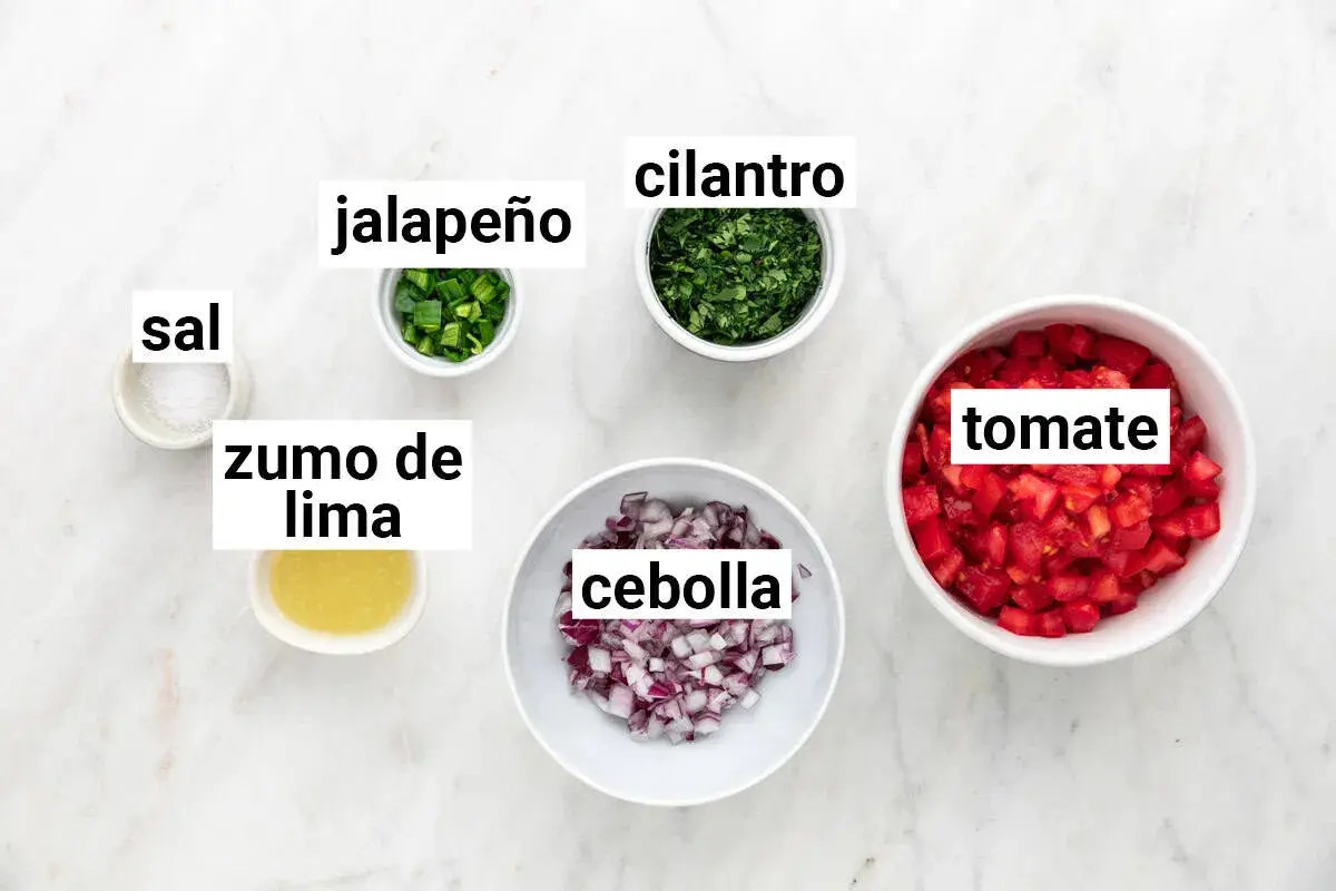 Ingredientes para pico de gallo: tomate, cebolla, jalapeño, cilantro, jugo de lima y sal.
