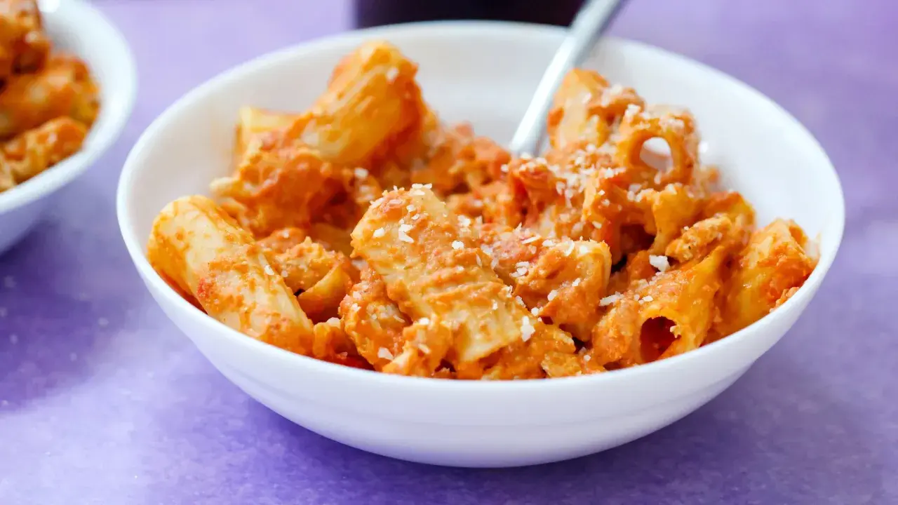 Un piatto di pasta al dente con sugo rosso e parmigiano, un classico dei piatti tipici napoletani.