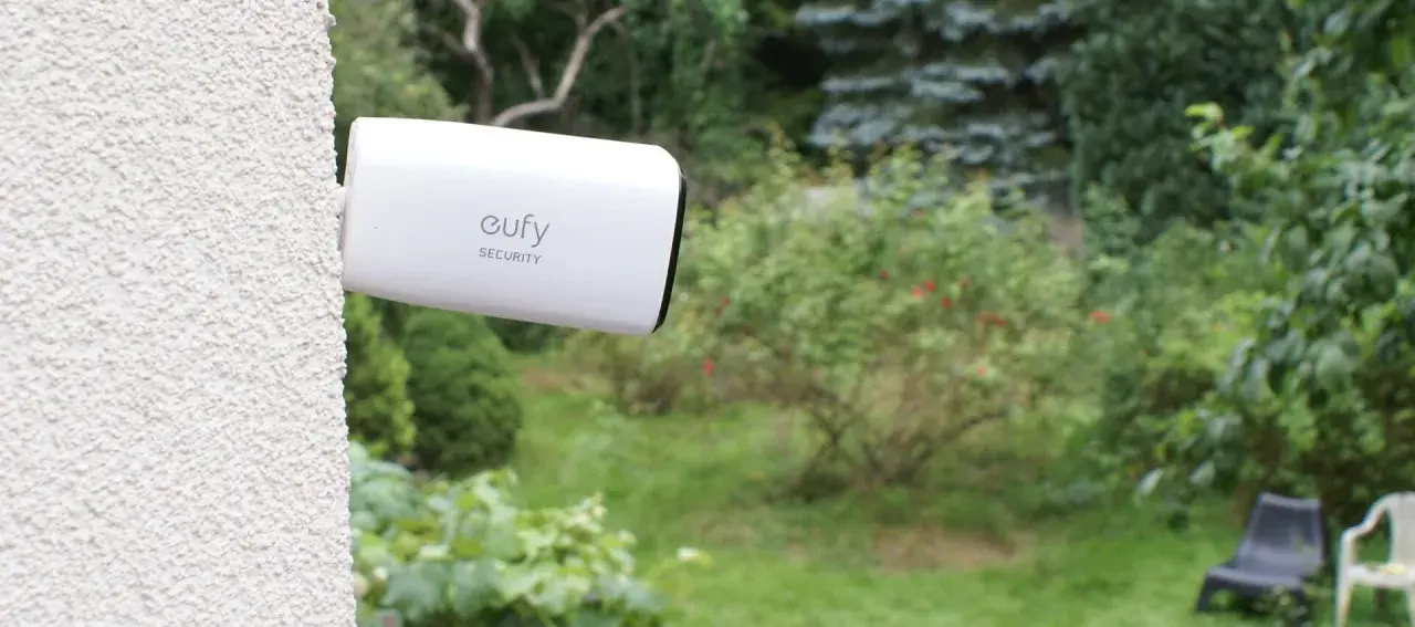 Kamera Eufy Security zamontowana na ścianie zapewnia monitoring działki przez internet mobilny.