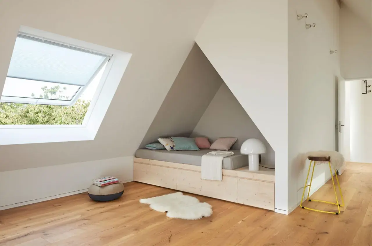Coole jugendzimmer jungen einrichtungsideen: Dachgeschoss-Nische mit Bett, Stauraum und Dachfenster. Gemütliche Kissen und Schaffell laden zum Entspannen ein.