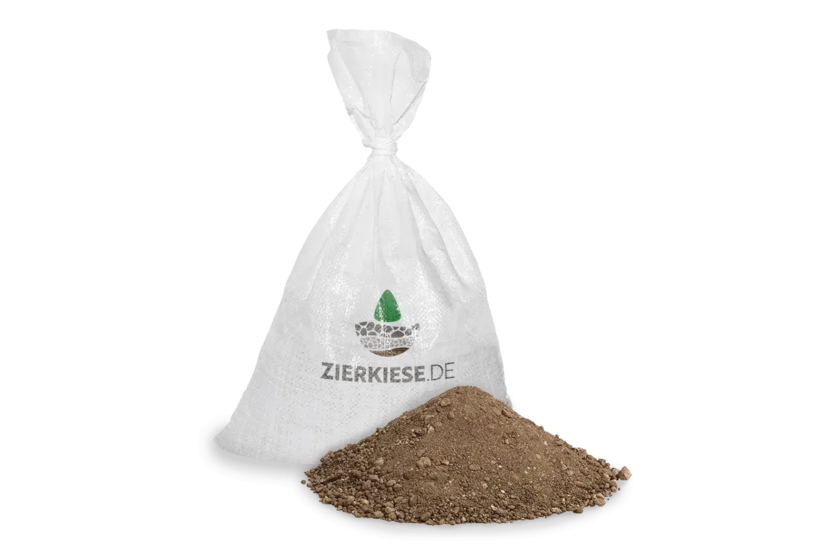 Sack mit Mutterboden und daneben ein Haufen Erde. Informieren Sie sich, was kostet Mutterboden für Ihr Gartenprojekt.