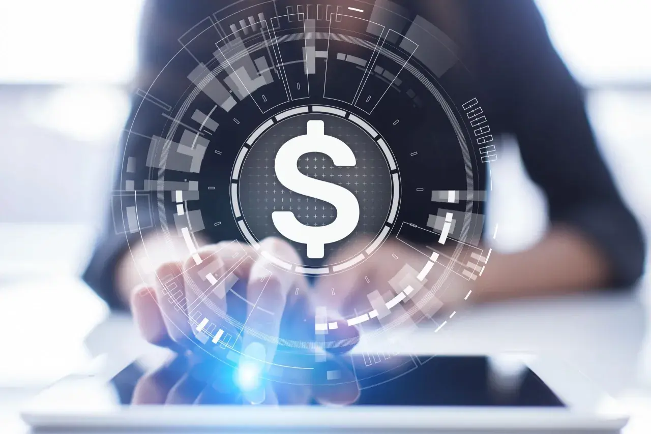 Une main touche un écran affichant un symbole dollar au centre d'une interface numérique futuriste, évoquant la gestion financière sur vm azure.
