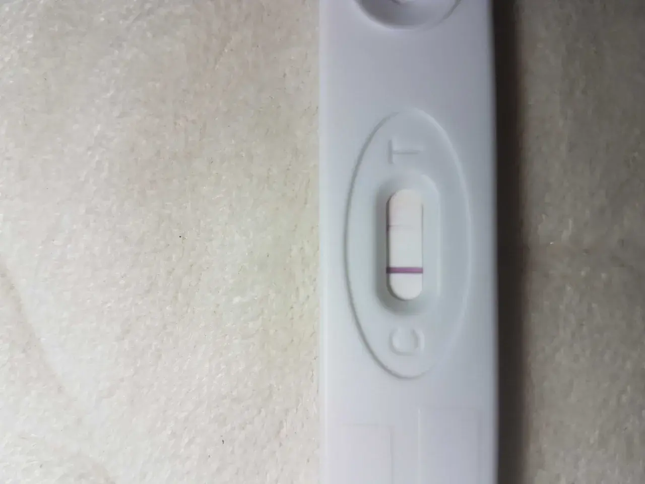 Test ciążowy z jedną kreską. Brak okresu, test negatywny.
