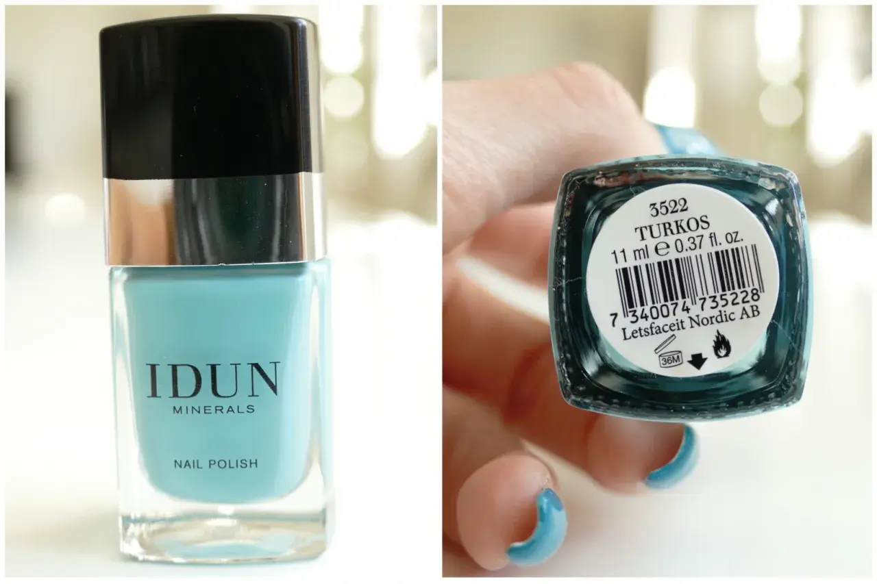 En flaska IDUN Minerals nagellack i färgen turkos. En hand med matchande turkos nagellack håller flaskans undersida.