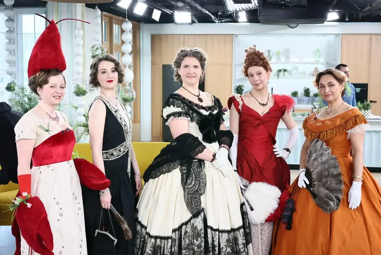 Pięć kobiet w strojach inspirowanych epoką, gotowych do poloneza. Każdy strój to dzieło sztuki, podkreślające elegancję tańca.