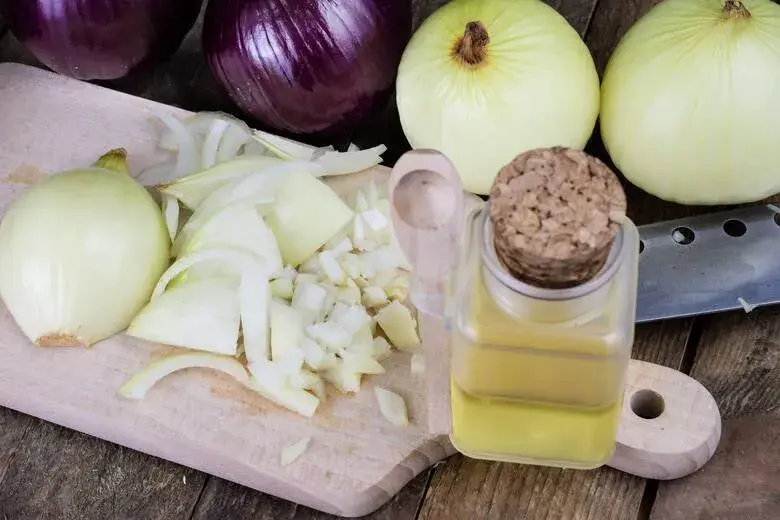 Sok z cebuli na co pomaga? Właściwości lecznicze i zastosowanie w domowym leczeniu