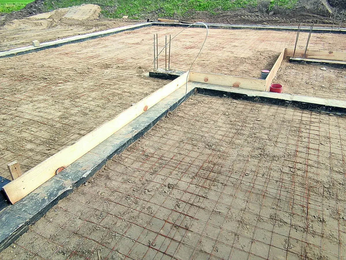 Fundament pod budowę z siatką zbrojeniową i szalunkiem. Czekamy na beton, by sprawdzić, ile cm chudziaka będzie potrzebne.