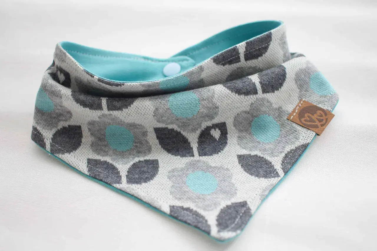 Lätzchen mit Blumenmuster, ideal für kostenlose Schnittmuster Baby. Ein süßes Accessoire für die Kleinsten.