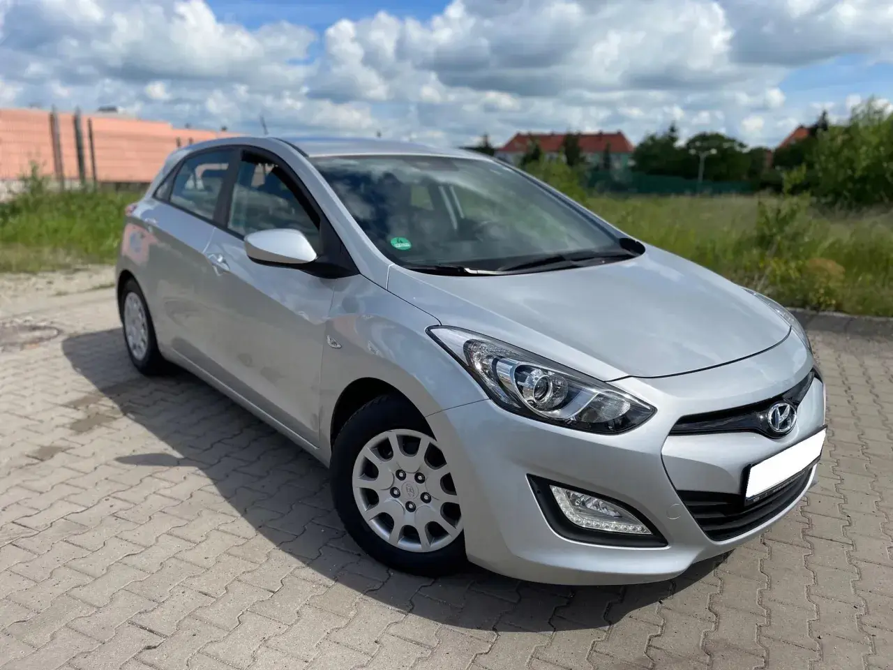 Srebrny Hyundai i30 1.4 benzyna, idealny do miasta. Wiele pozytywnych hyundai i30 1.4 benzyna opinie potwierdzają jego niezawodność.
