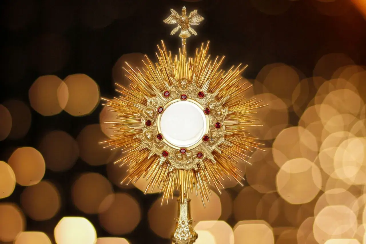 Złota monstrancja z hostią i cherubinami, otoczona promieniami. Symbolizuje pierwsze piątki miesiąca zasady.