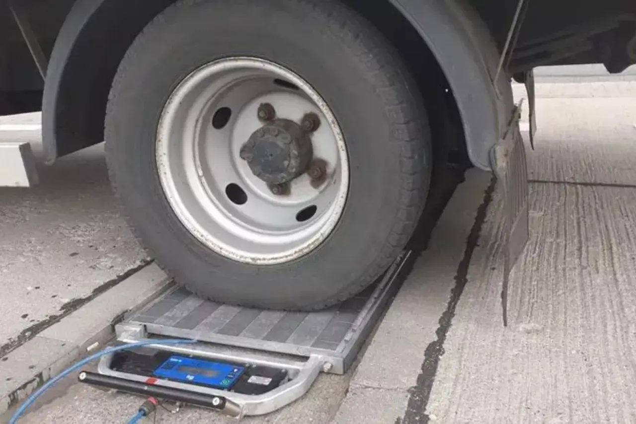 Koło ciężarówki na wadze. Przeładowanie samochodu grozi mandatem i uszkodzeniem pojazdu.