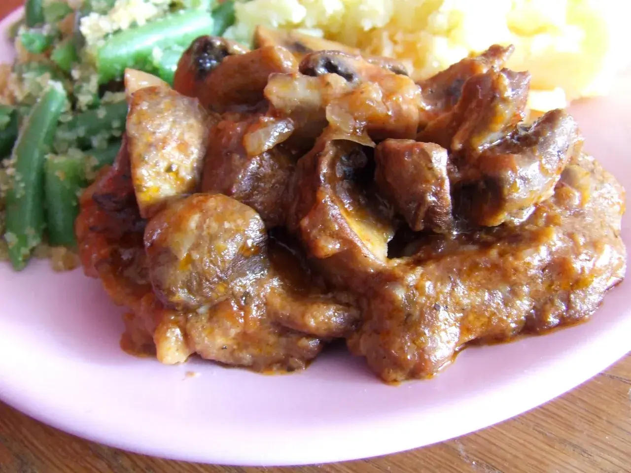 Karkówka z pieczarkami w sosie, podana z zieloną fasolką i purée. Pyszny obiad!