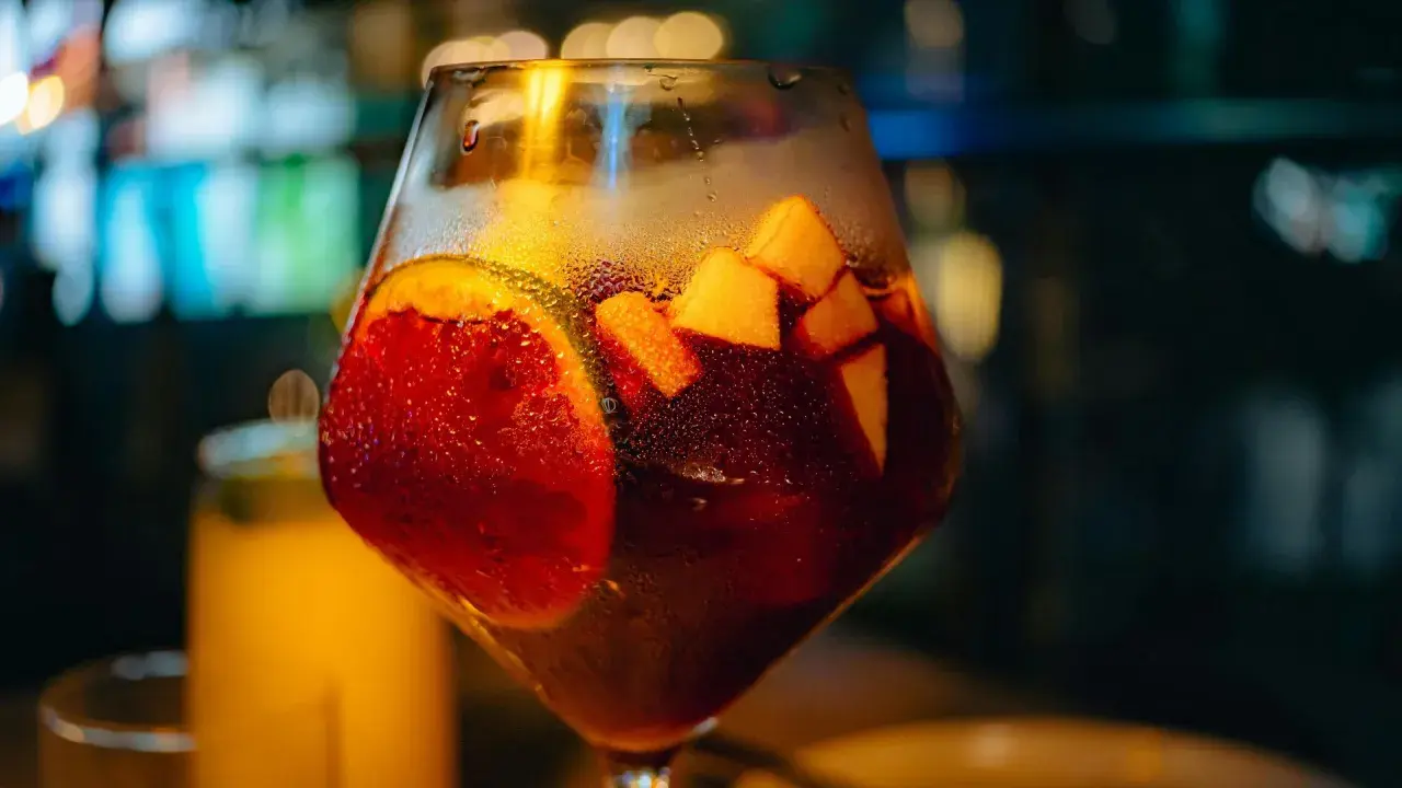 Orzeźwiająca sangria z owocami, idealna na letnie wieczory. Prosty przepis na domową sangrię.