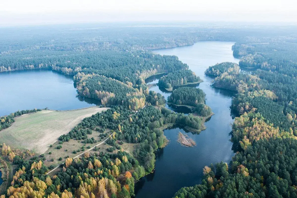 Malowniczy krajobraz z lotu ptaka: jeziora, lasy i pola. Tleń atrakcje przyrodnicze zachwycają jesiennymi barwami.