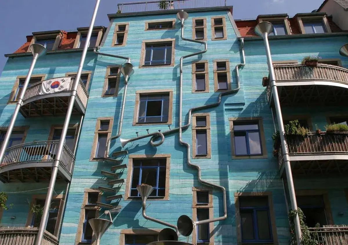 Ein Haus in Dresden mit einer faszinierenden Fassade, die wie eine musikalische Skulptur wirkt. Ein echter Geheimtipp für Kunstliebhaber!