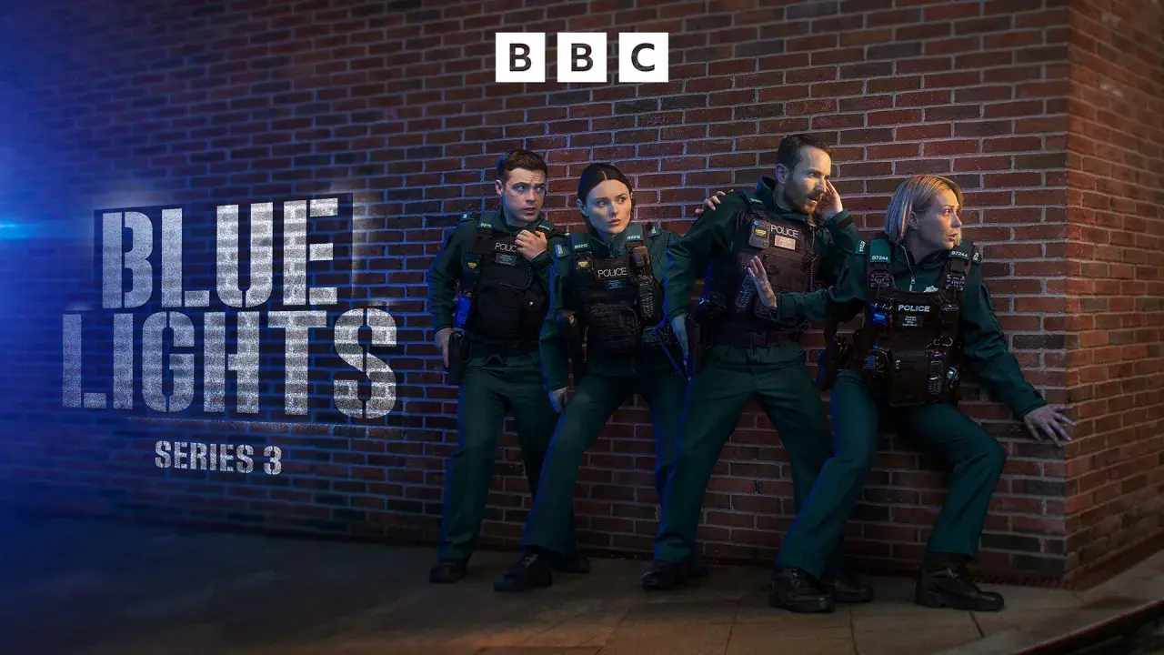 Poliser i mörkgröna uniformer, med texten "BLUE LIGHTS SERIES 3" och BBC-logotypen. Blåa ljus lyser upp scenen.