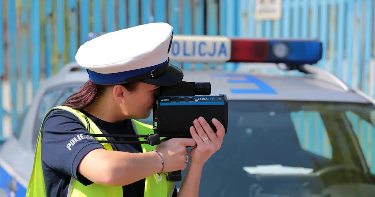 Policjantka mierzy prędkość z bliskiej odległości za pomocą radaru.