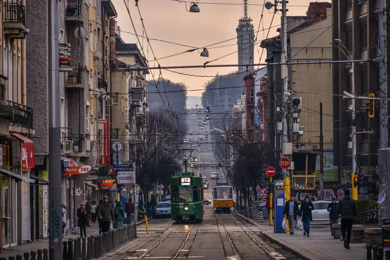 Tramwaje przemierzają ulice stolicy Bułgarii. W tle widać wieżę telewizyjną.