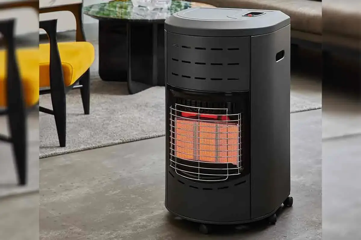 Chauffage gaz infrarouge, avec sa grille protectrice et ses éléments chauffants rougeoyants, diffuse une chaleur réconfortante dans un salon moderne.