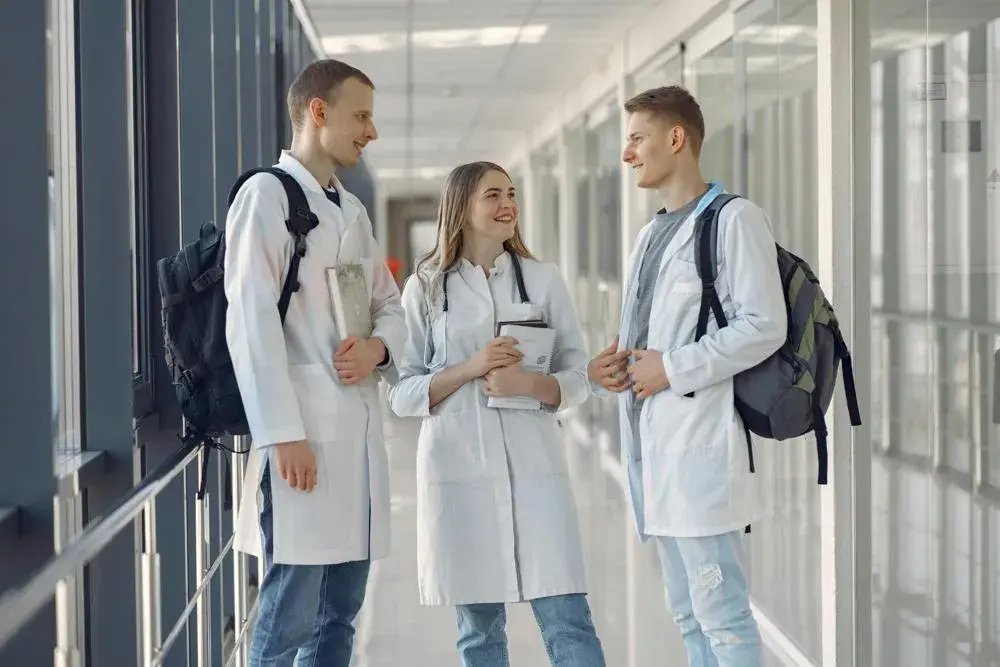 Ile trwają studia medyczne w USA? Zaskakujące fakty o czasie nauki
