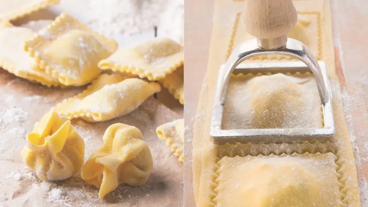 Ravioles y tortellini hechos a mano, pasta sin huevo, espolvoreados con harina, listos para cocinar.
