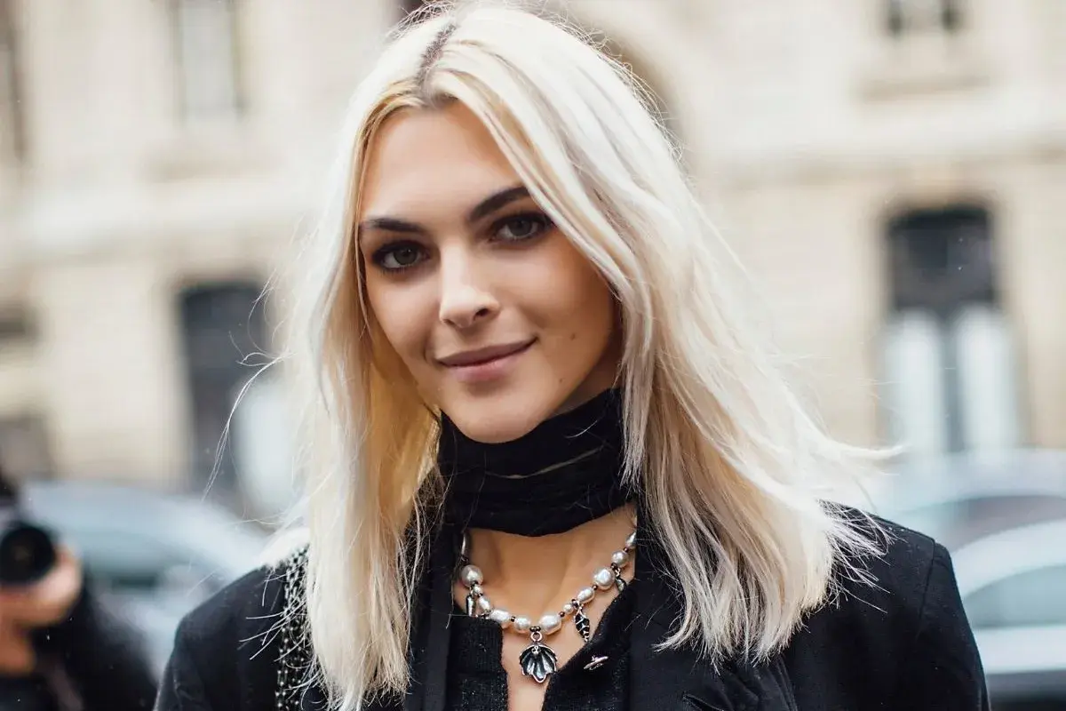 Platynowy blond komu pasuje? Ta młoda kobieta z jasnymi włosami i wyrazistymi rysami twarzy wygląda zjawiskowo w tej fryzurze.