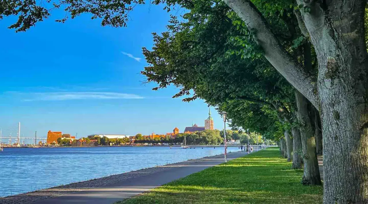 Uferpromenade in Stralsund mit Blick auf die Altstadt. Hier kann man in Stralsund spazieren gehen, die frische Brise genießen und die historische Kulisse bewundern.