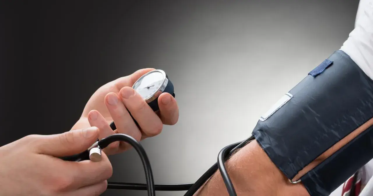 Pomiar ciśnienia krwi. Lekarz sprawdza, czy pacjent przyjmuje piramil na co dzień.