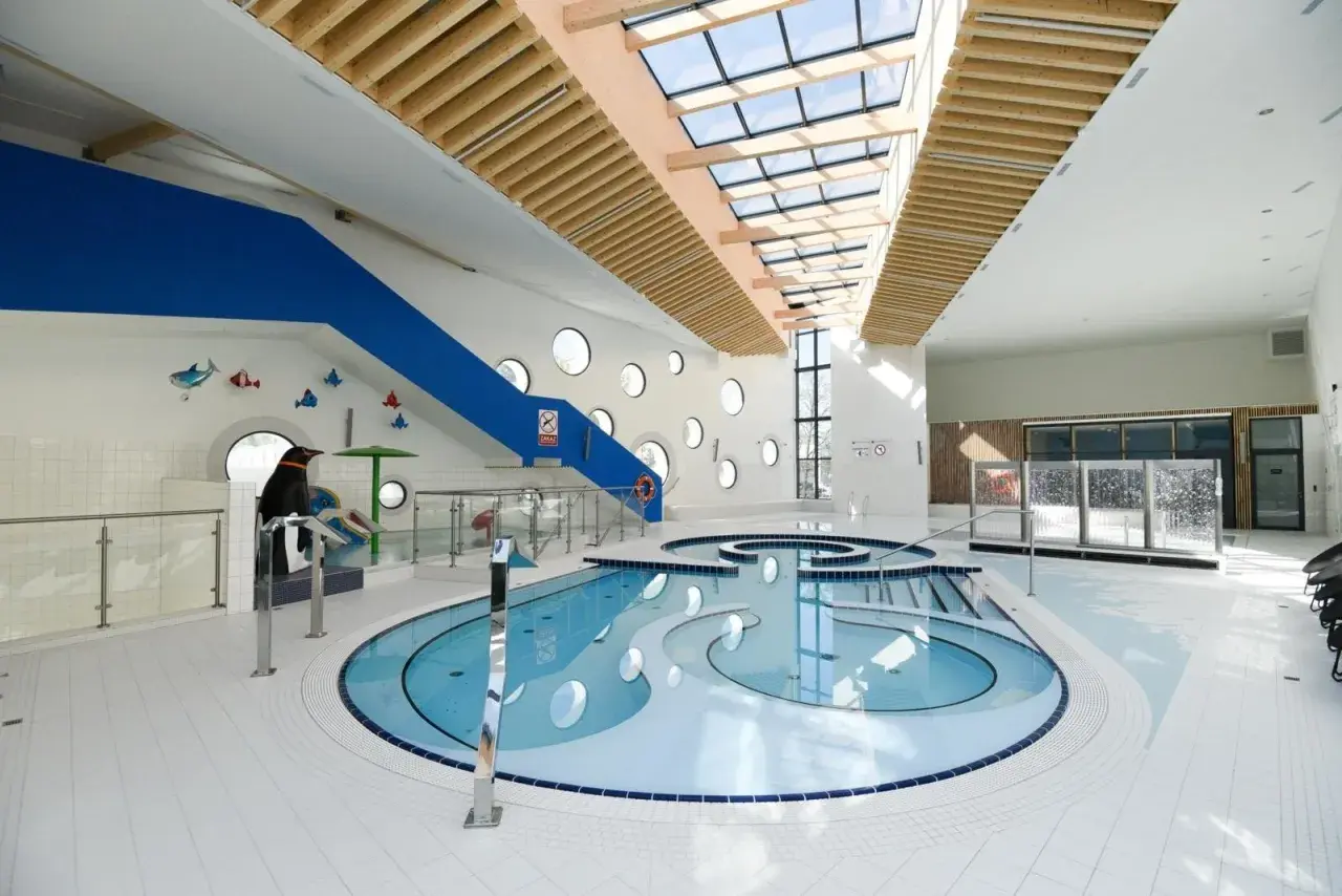 Nowoczesny basen z atrakcjami dla dzieci. Sprawdź oceanarium Toruń ceny biletów i zaplanuj rodzinny wypad!