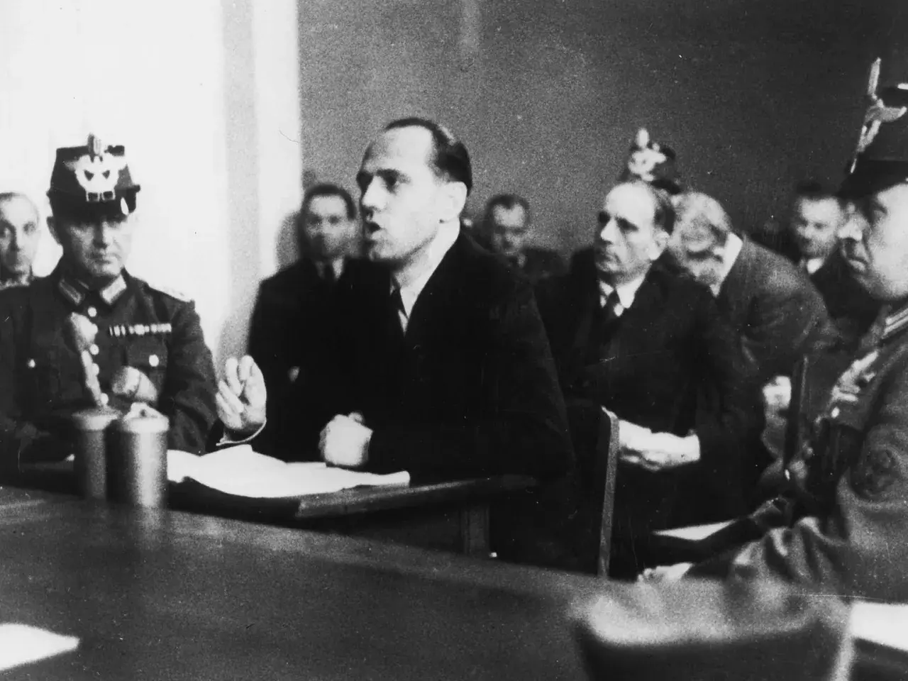 Helmuth James Graf von Moltke spricht in einem Gerichtssaal. Militärangehörige sitzen im Hintergrund.