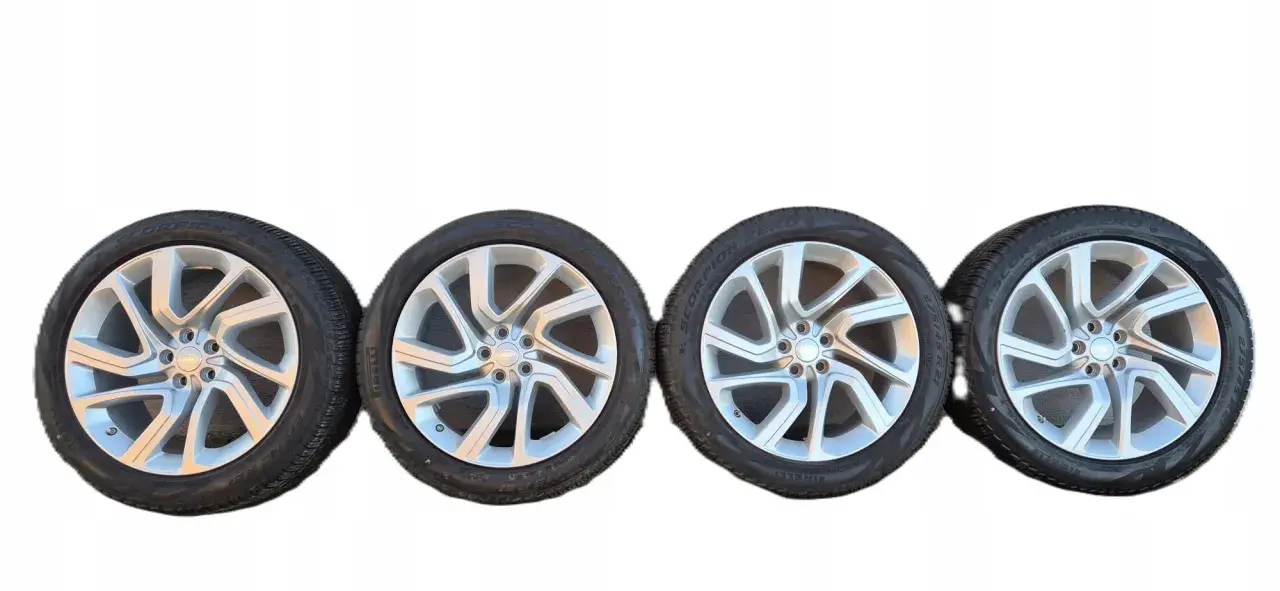 Cztery felgi aluminiowe do Range Rover Vogue z oponami Pirelli Scorpion Zero.