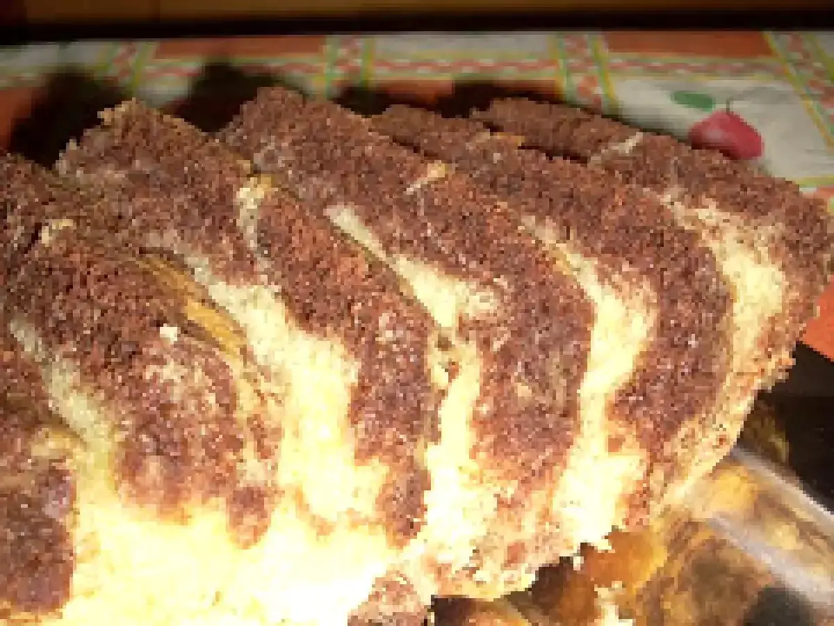 Fette di plumcake marmorizzato con striature di cacao e vaniglia, pronte per essere gustate.
