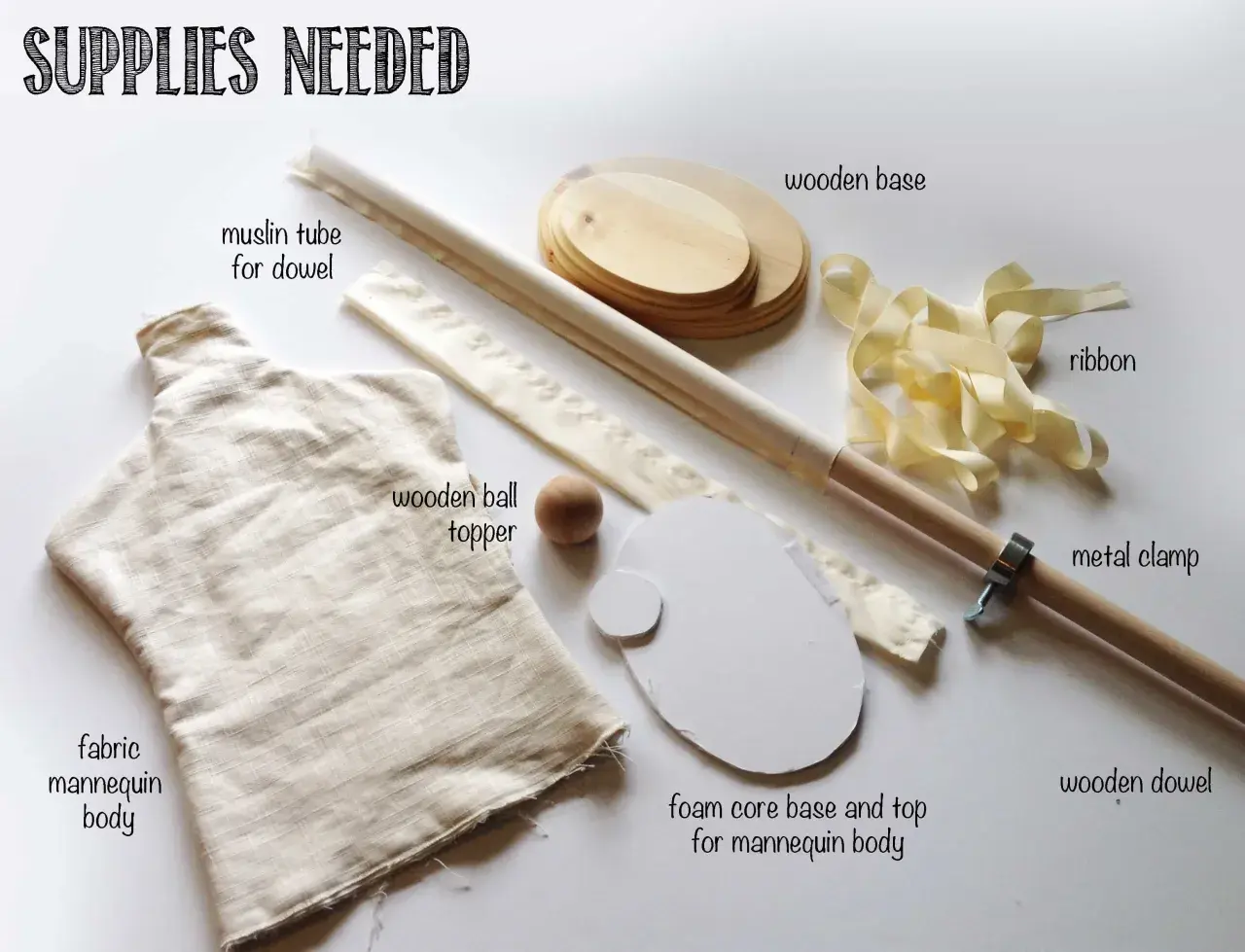 Materiales para crear un mini maniquí decorativo: tela, madera, cinta y más.