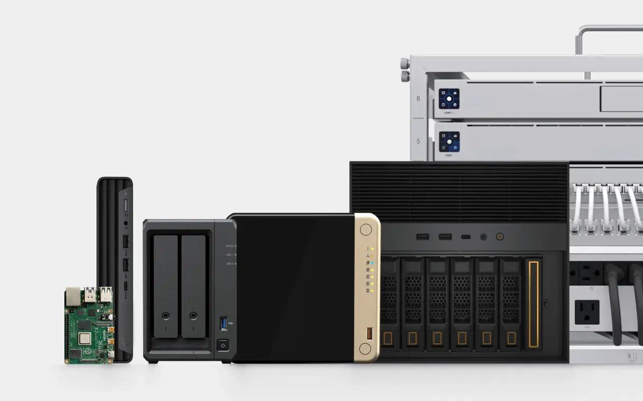 Verschiedene Geräte für ein Homeserver einrichten: Raspberry Pi, NAS-Systeme, Mini-PC und Rack-Server mit Netzwerkkomponenten.