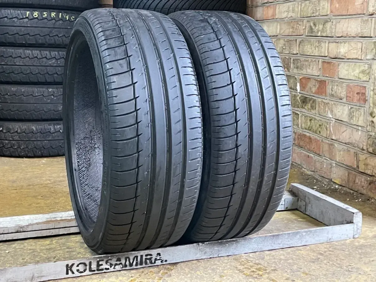 Dos neumáticos Kormoran en primer plano. Buscando kormoran road performance opiniones para tu coche.
