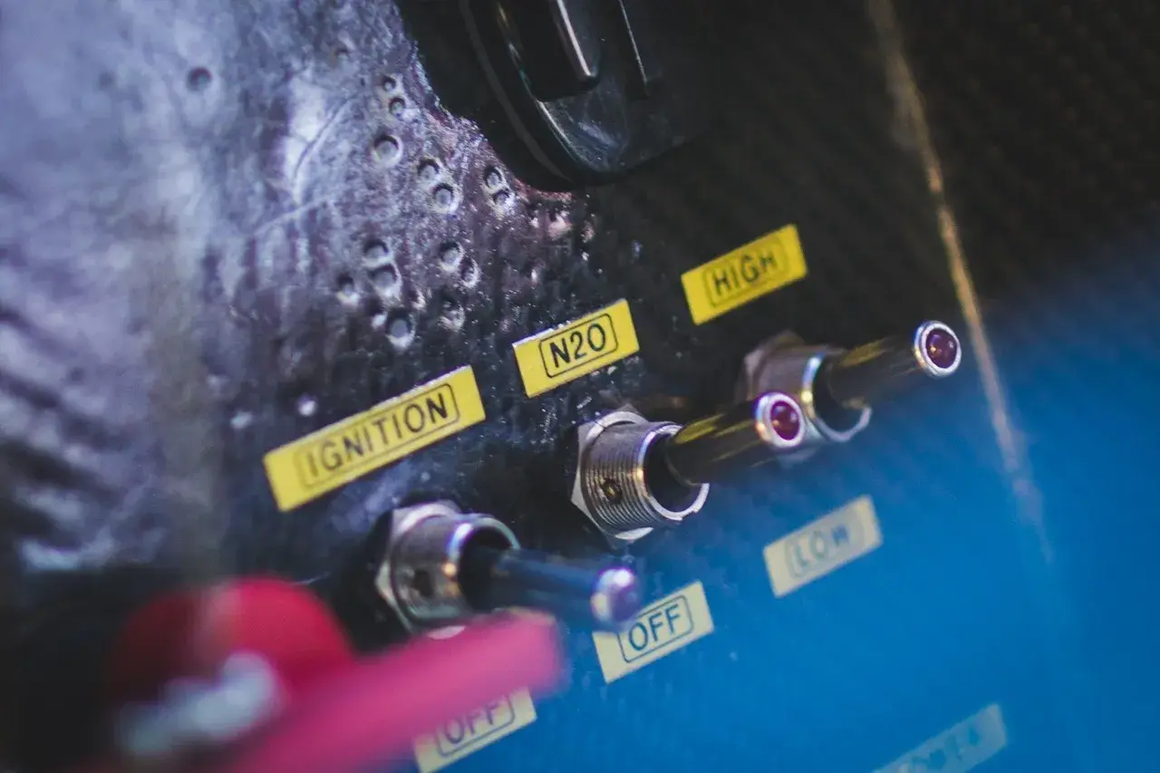 Przełączniki na desce rozdzielczej: "Ignition", "N2O" (podtlenek azotu), "High", "Low", "Off".