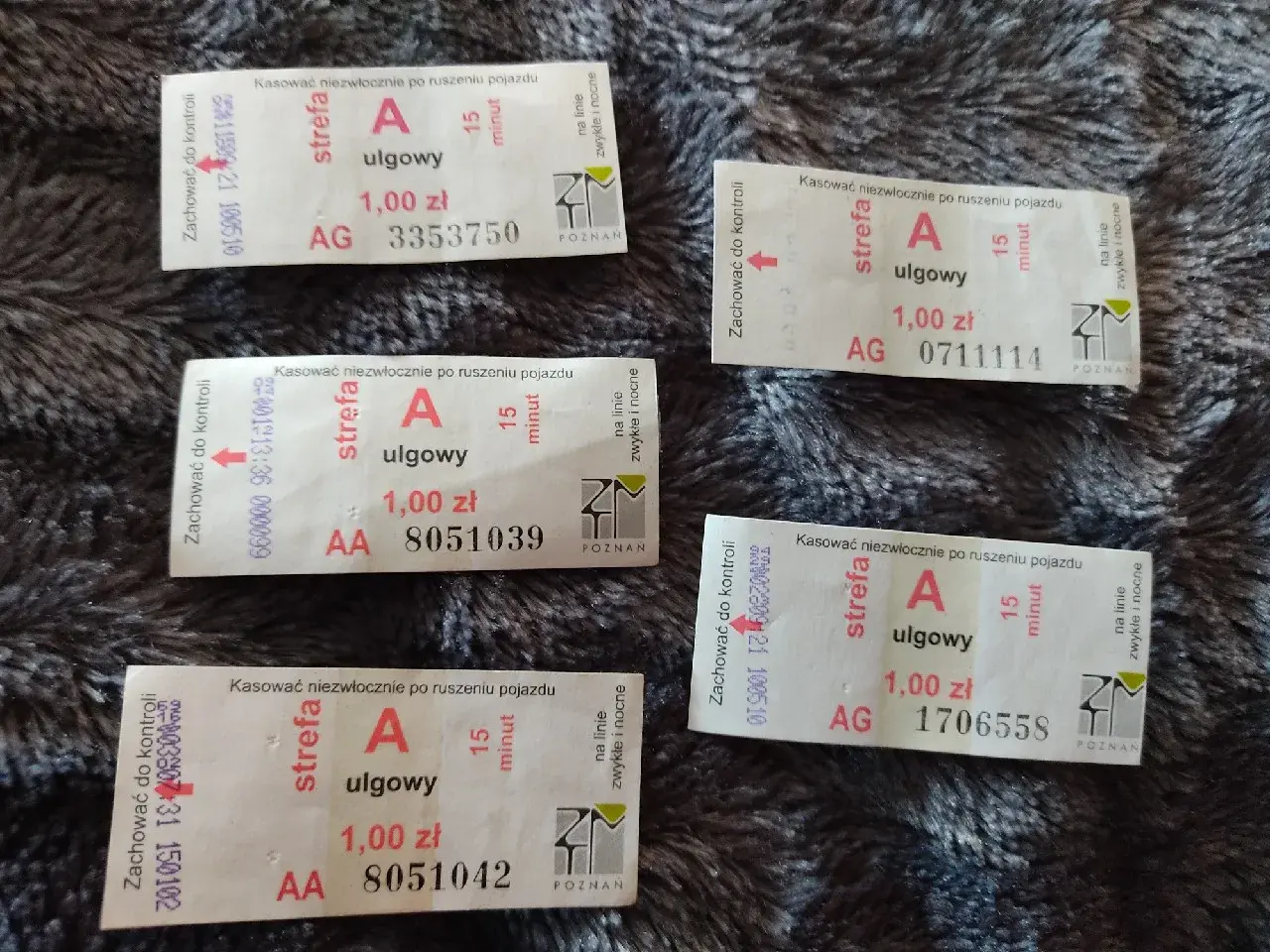Pięć biletów komunikacji miejskiej z Poznania. Każdy kosztuje 1 zł i jest ulgowy. Dowiedz się, jak kupić bilet w autobusie, by podróżować legalnie.