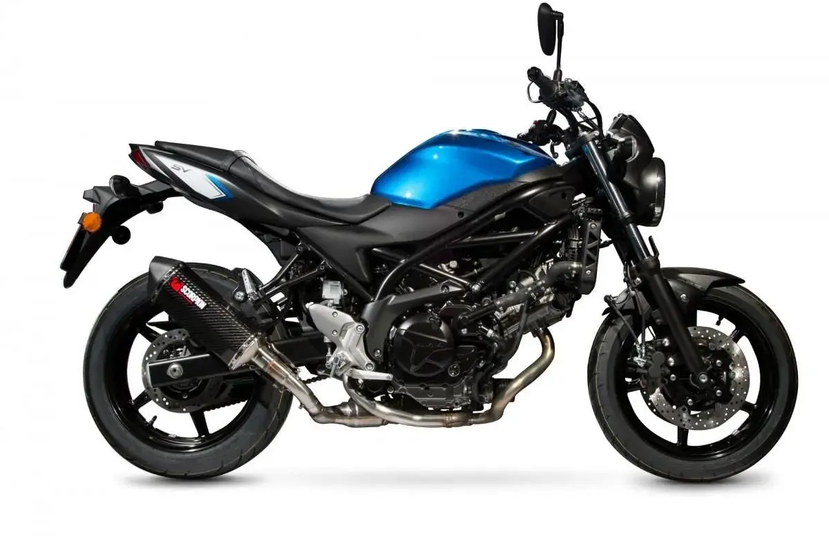Motocicleta azul con escape Scorpion, lista para pasar la ITV cumpliendo la normativa itv escapes.