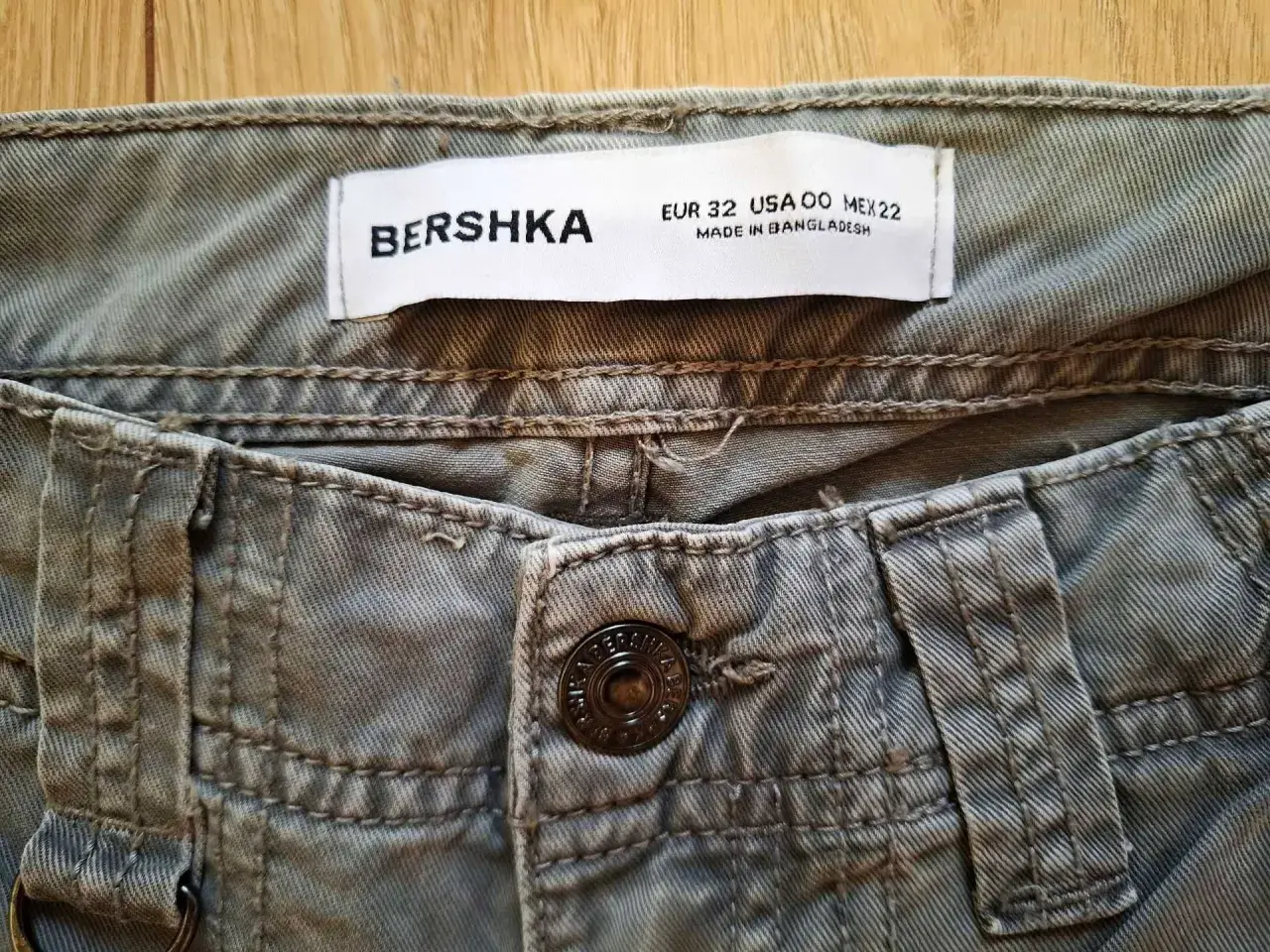Metka z metrażem Bershka EUR 32, USA 00, MEX 22. Tabela rozmiarów Bershka pomoże Ci wybrać idealne spodnie.