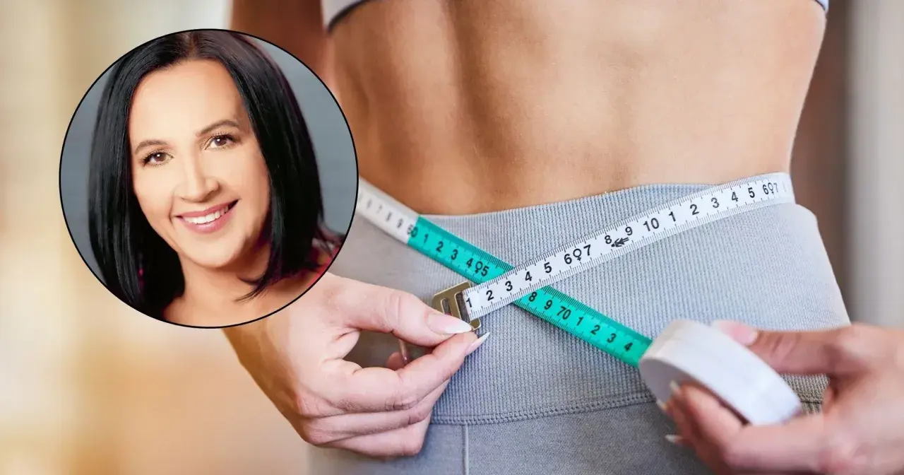 Uśmiechnięta kobieta i miarka krawiecka na talii. Dieta 1200 kcal efekty po 2 tygodniach są widoczne!