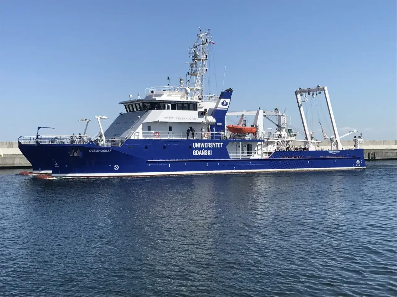 Niebieski statek badawczy "Oceanograf" Uniwersytetu Gdańskiego na wodzie.