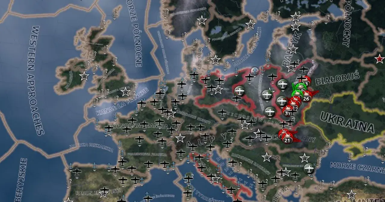 Mapa Europy z ikonami samolotów i okrętów, symbolizująca strategiczne rozgrywki w grze Hearts of Iron. Widoczne są fronty i obszary działań wojennych.