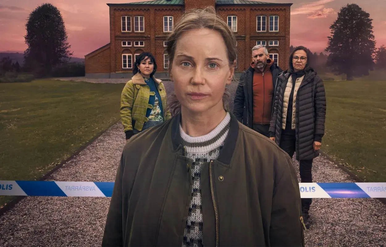 Fyra personer står framför ett tegelhus, avspärrat med polisens band. En spännande deckare på TV4 Play.