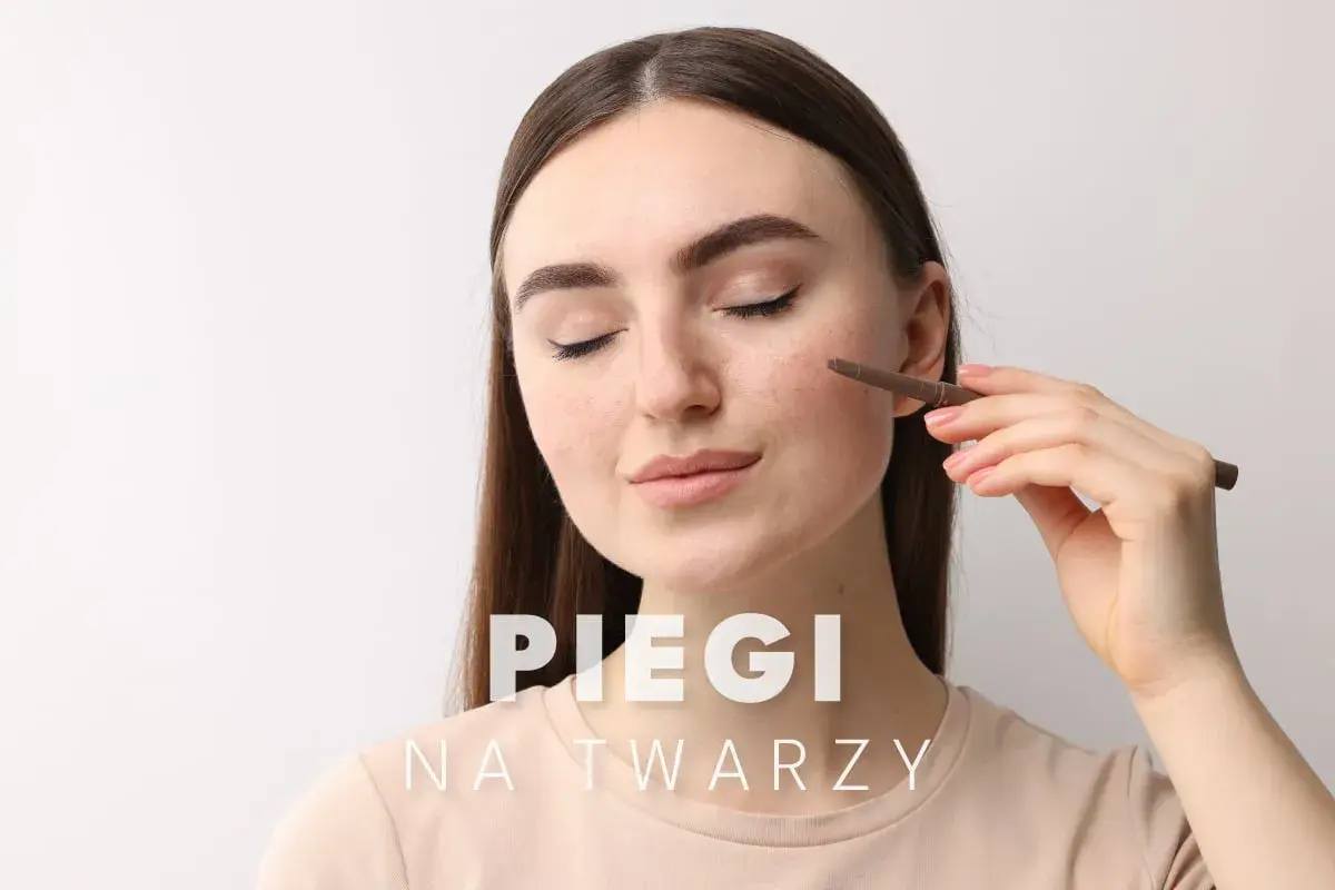 Kobieta z piegami na twarzy delikatnie poprawia makijaż.