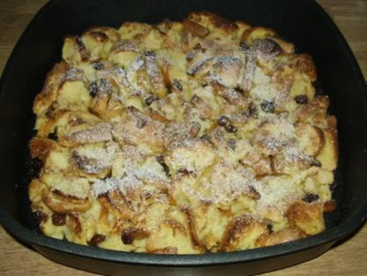 Ein goldbrauner Semmelschmarrn nach Omas Rezept, bestäubt mit Puderzucker, duftet verführerisch aus der schwarzen Pfanne.