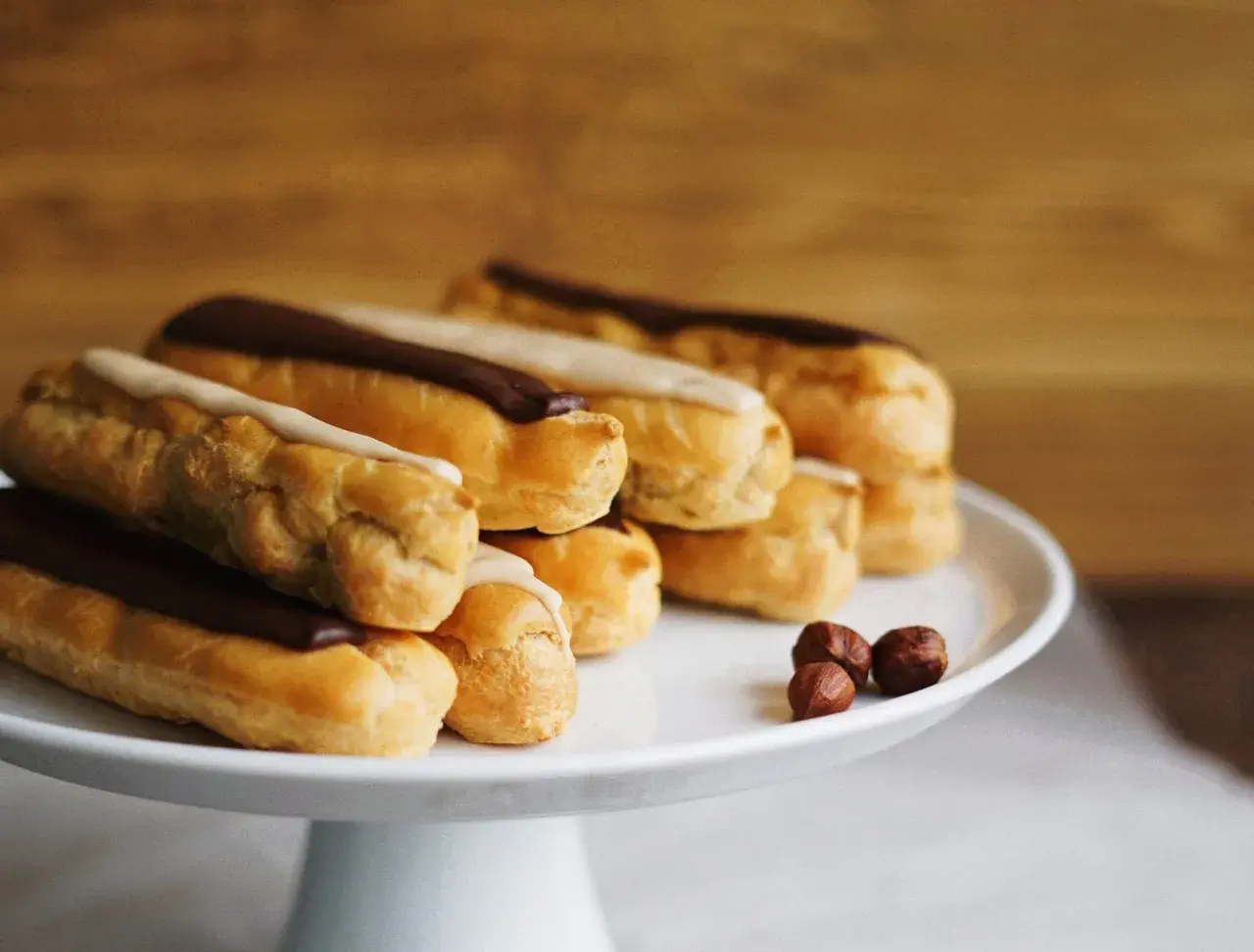 Una pila di éclair con glassa al cioccolato e vaniglia, pronti per essere gustati. La ricetta perfetta per un dolce momento.