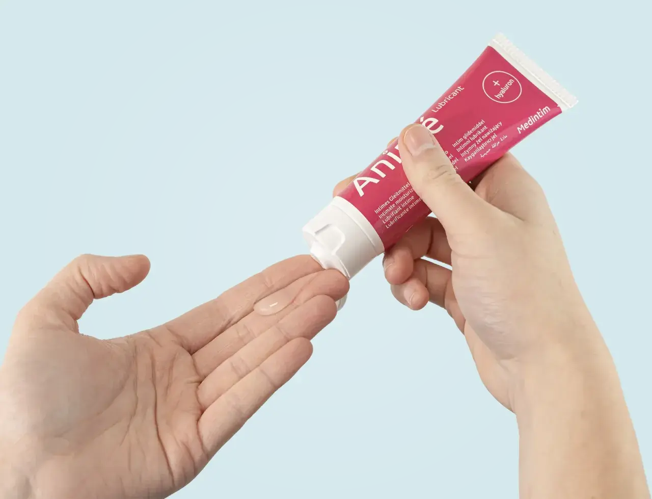 Une main applique un gel lubrifiant sur l'autre, pour soulager la vulve sèche.